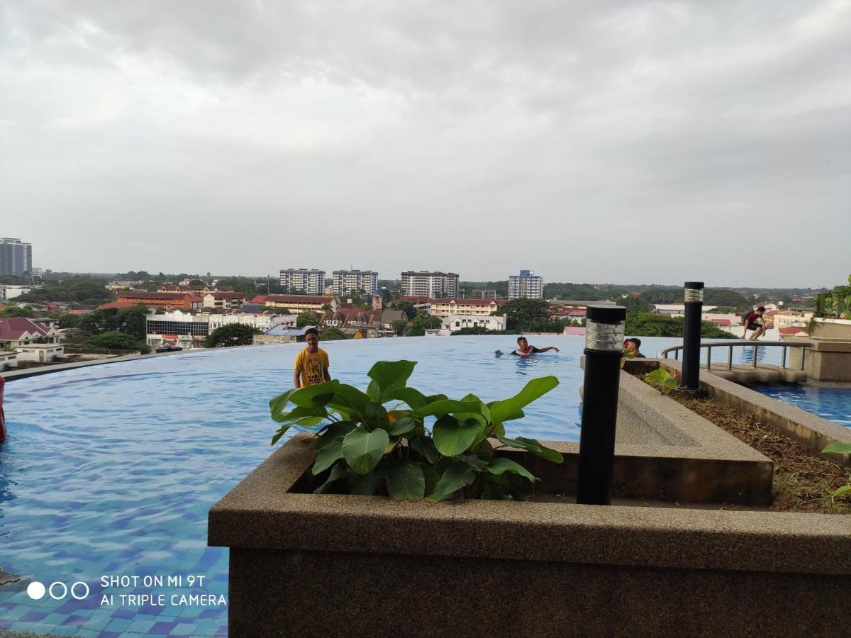 Dperdana -Dinies Pool,Wifi, Centre Of Kota Bharu, 4-5 Pax Appartement Buitenkant foto